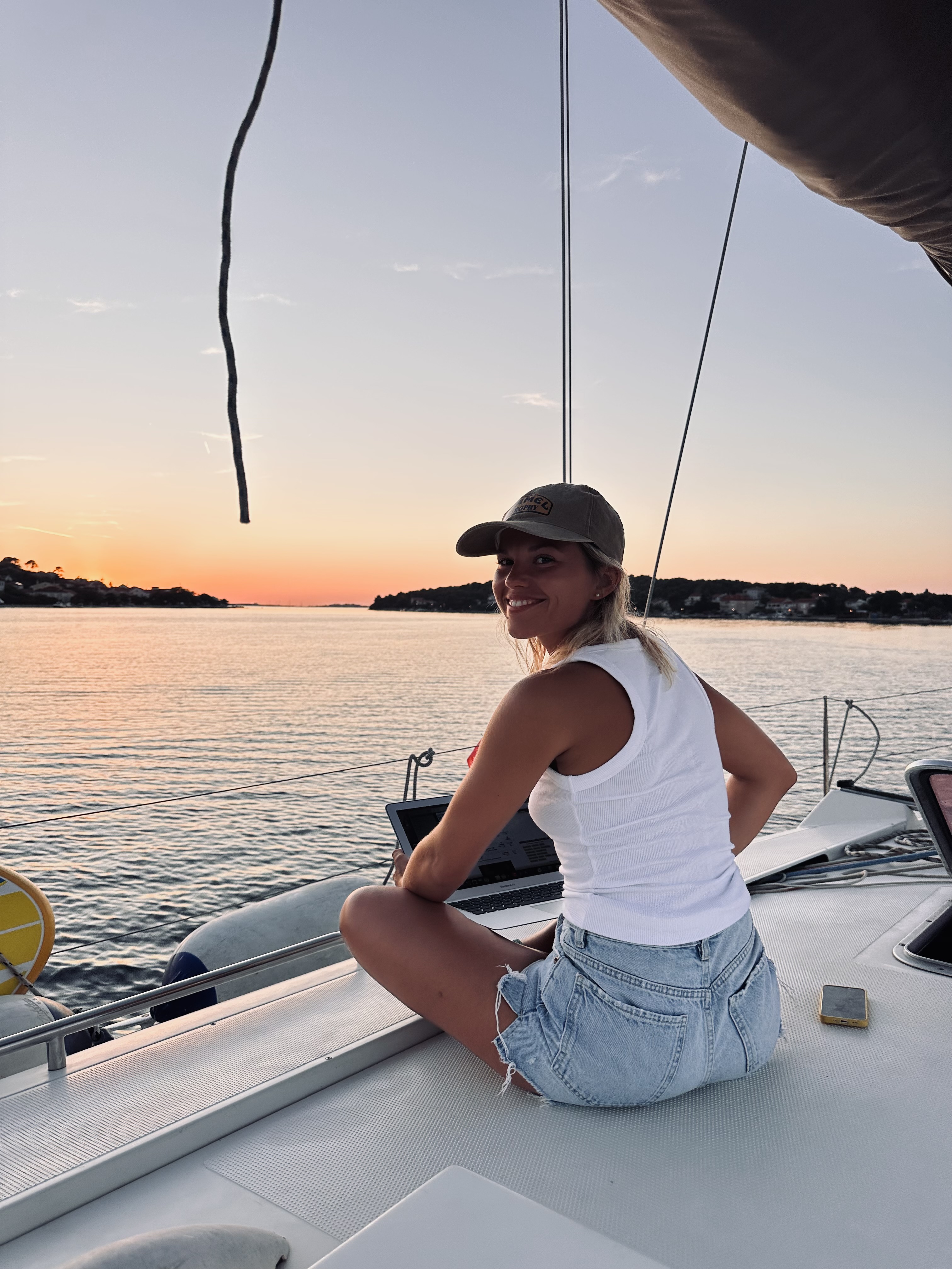 Francesca in barca a vela al tramonto